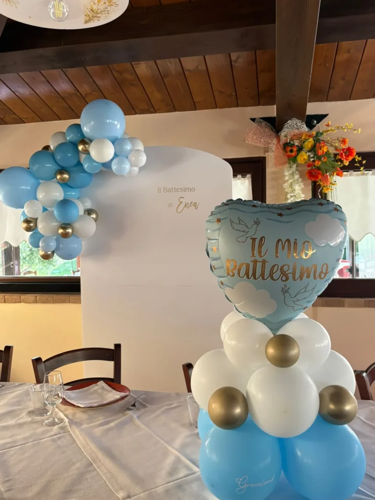 Allestimento battesimo con palloncini azzurri e bianchi