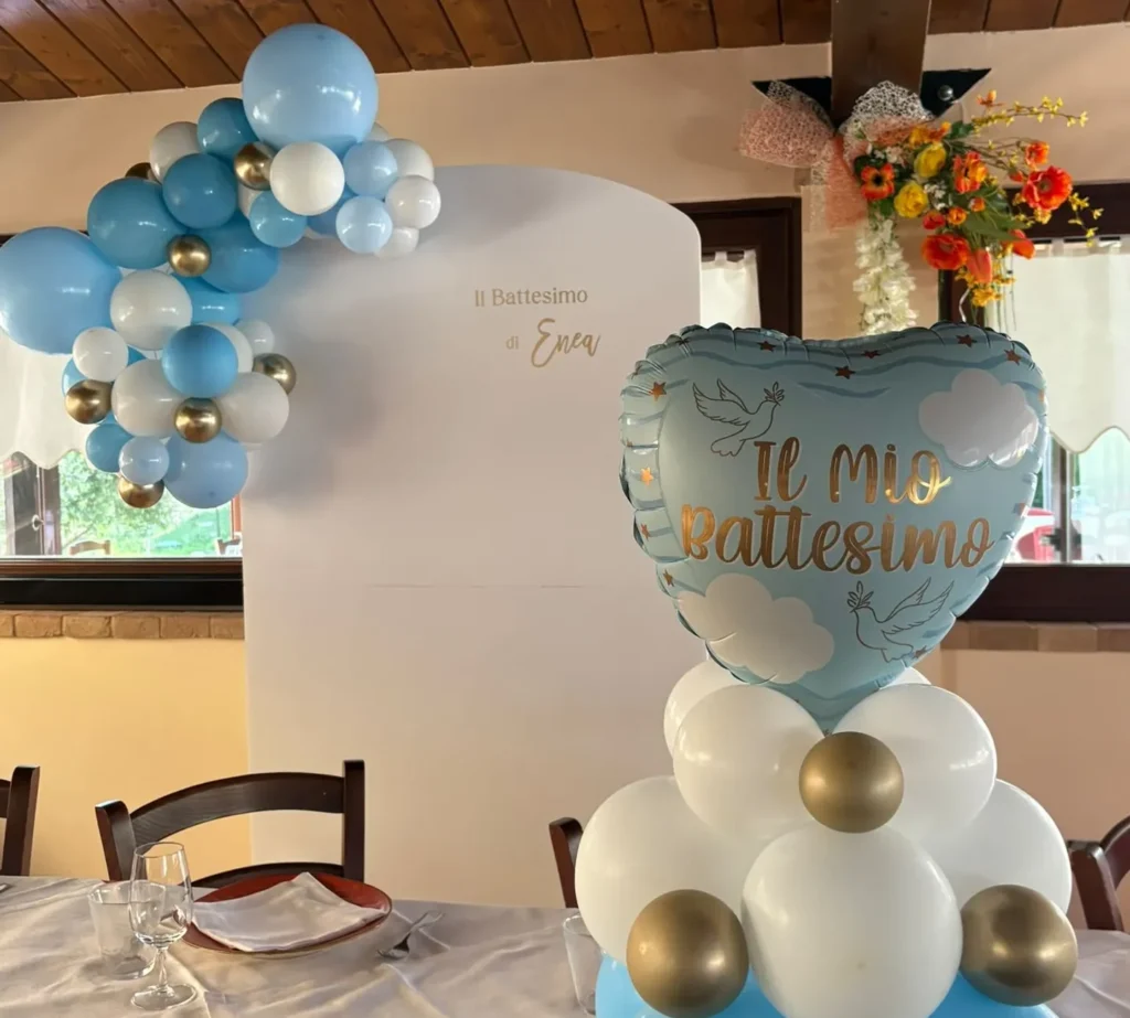 Allestimento battesimo con palloncini azzurri e bianchi