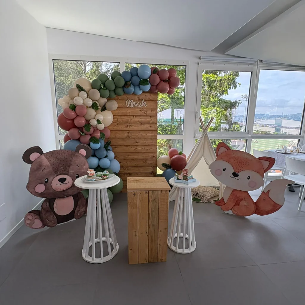 Allestimento a tema bosco con animali e palloncini