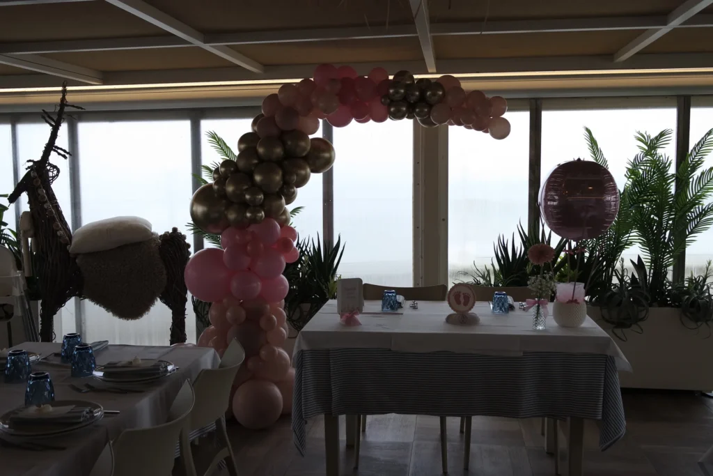 Arco organico rosa e oro in sala ristorante
