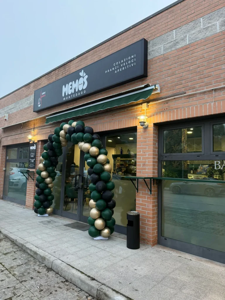 Arco di palloncini verde e oro per inaugurazione negozio