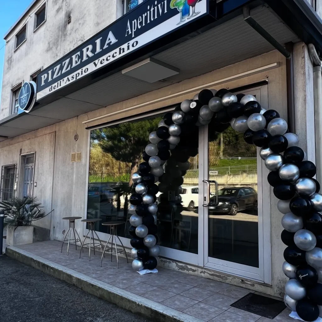 Arco di palloncini nero e argento per pizzeria