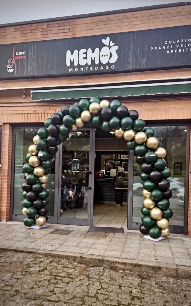 Arco di palloncini sulla vetrina di un'attività