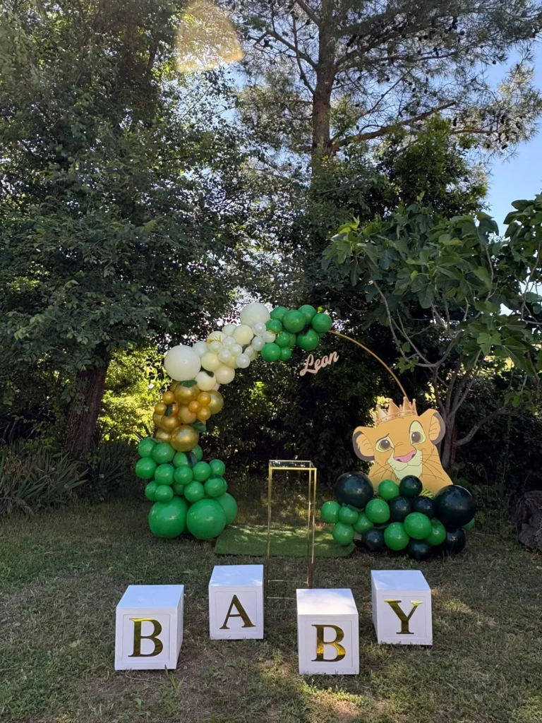 Allestimento baby shower a tema Re Leone in giardino