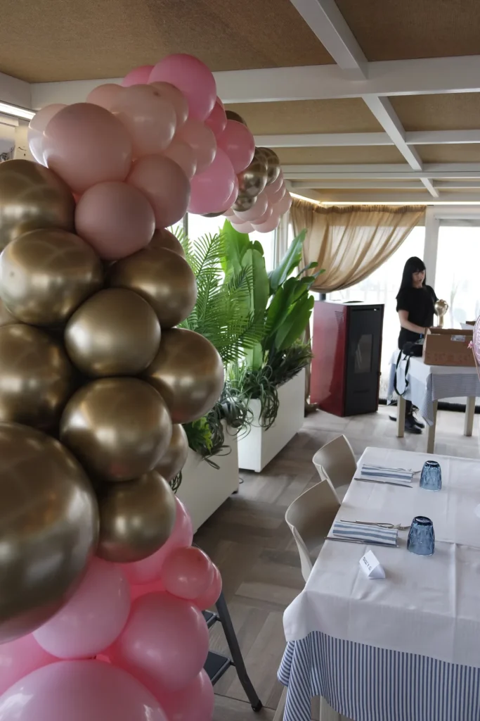 Colonna organica di palloncini oro e rosa