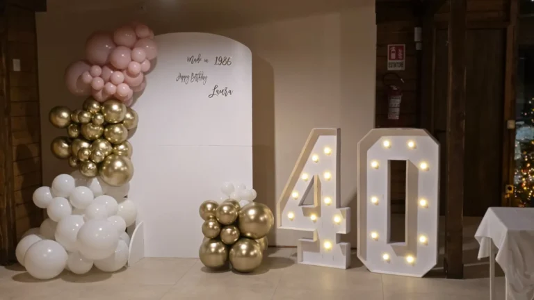 Allestimento 40 anni con numeri luminosi