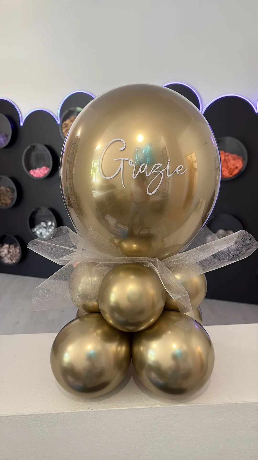 Composizione di palloncini oro con scritta Grazie