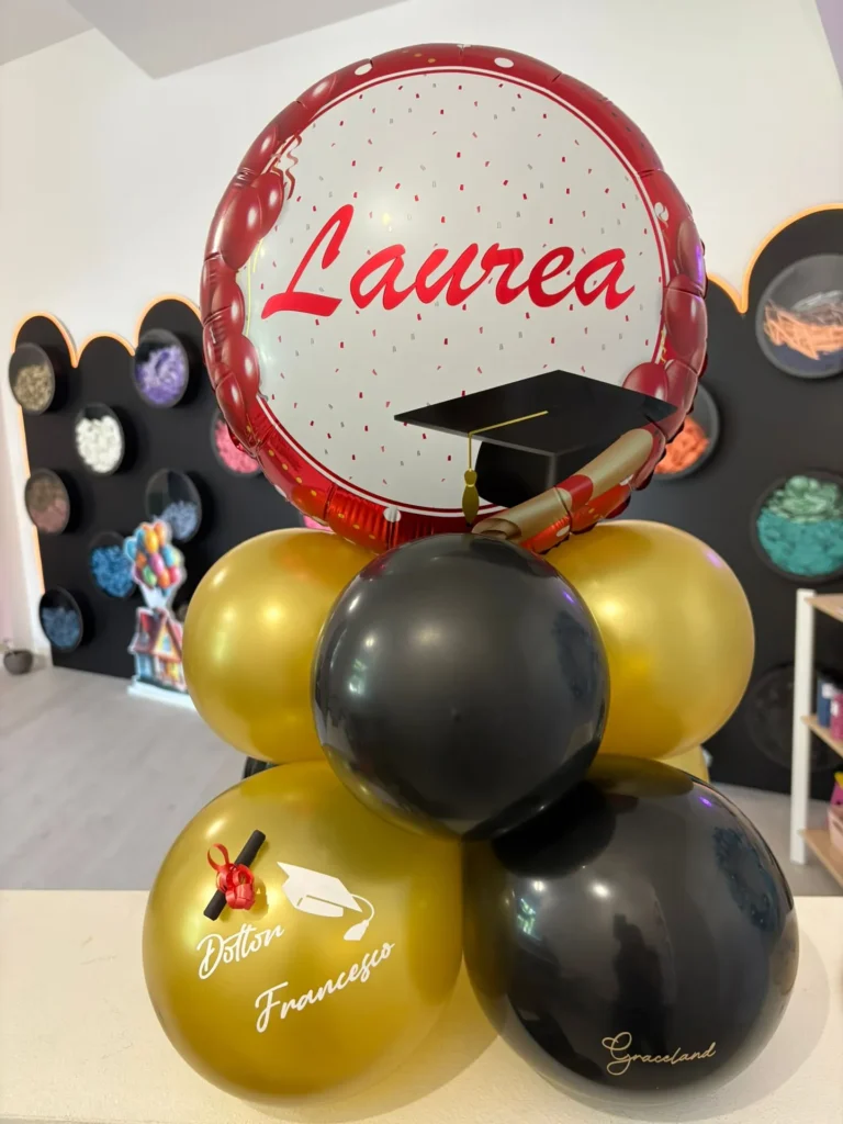 Composizione di palloncini per laurea in oro e nero
