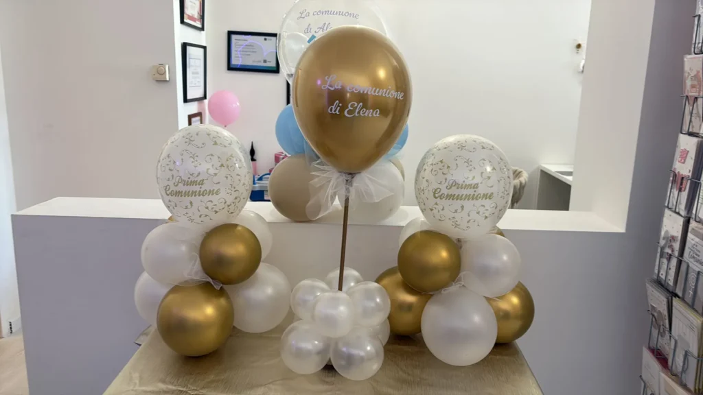 Composizioni di palloncini bianchi e oro per prima comunione