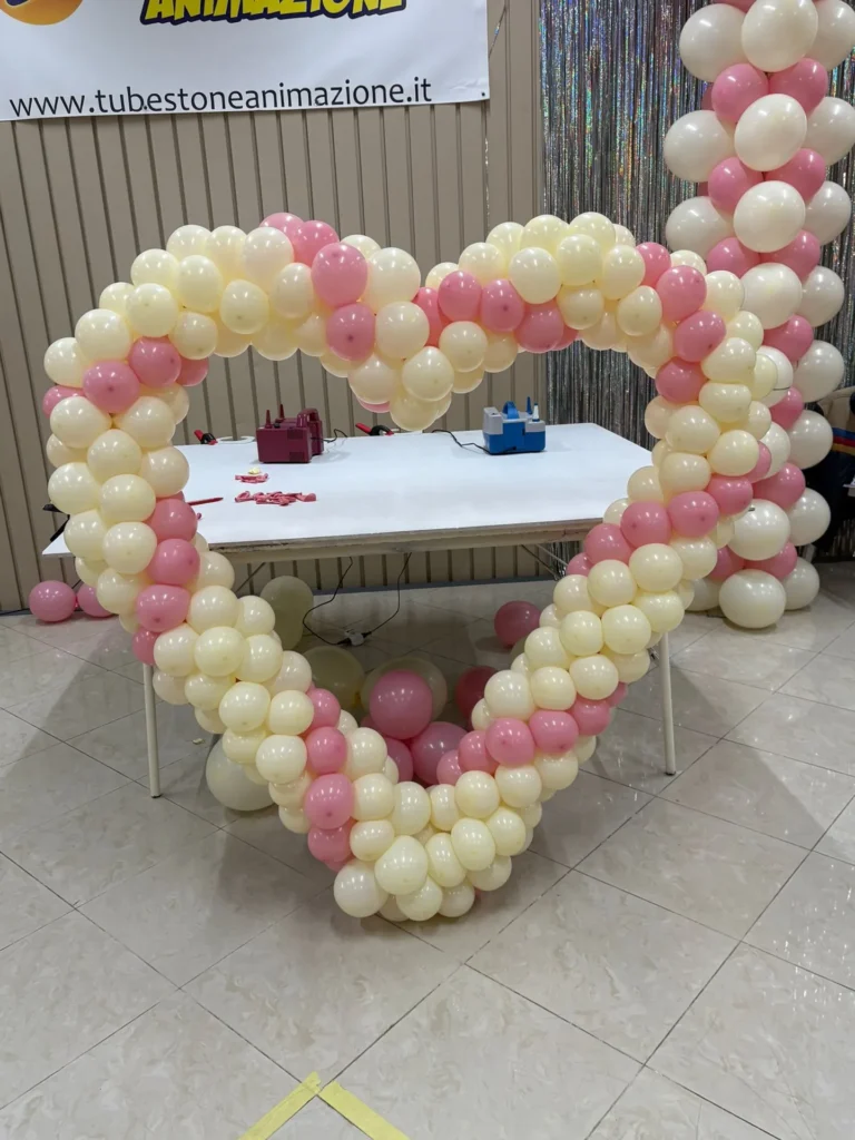 Grande cuore di palloncini rosa e avorio