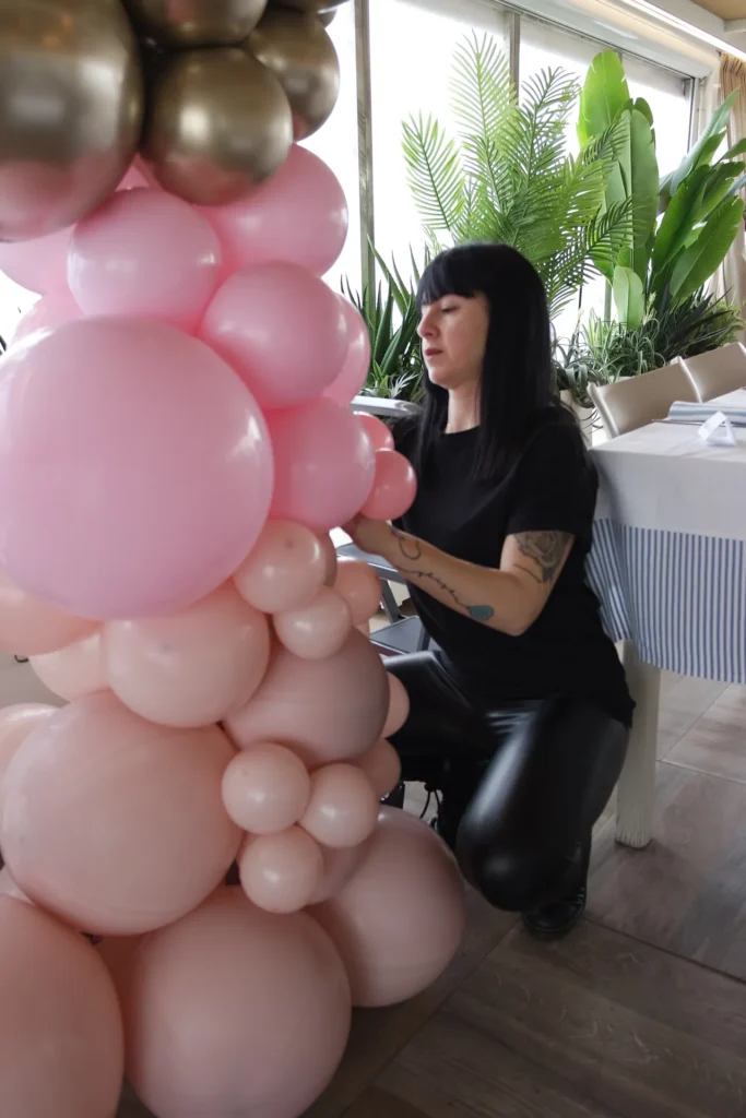 Graziana al lavoro su una colonna di palloncini organica