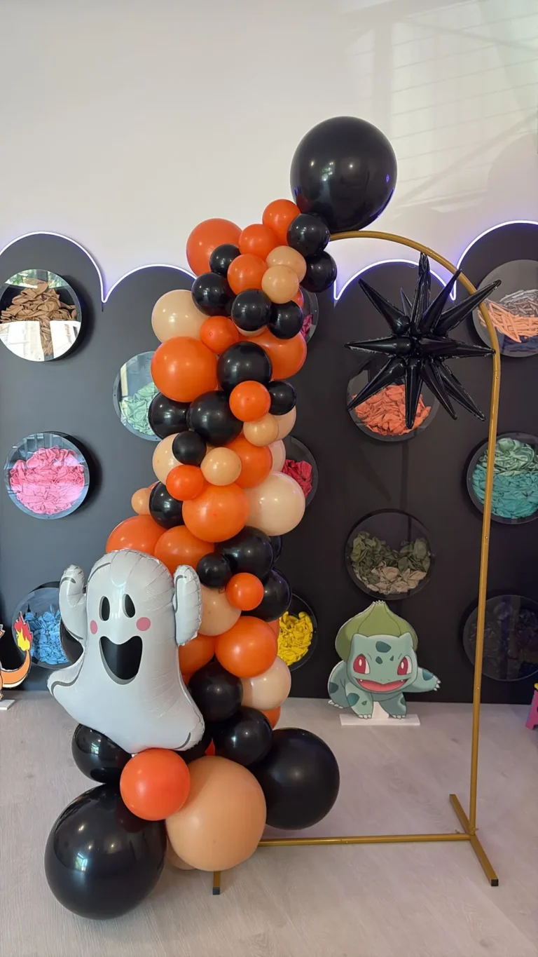 Allestimento Halloween con palloncini arancioni e neri