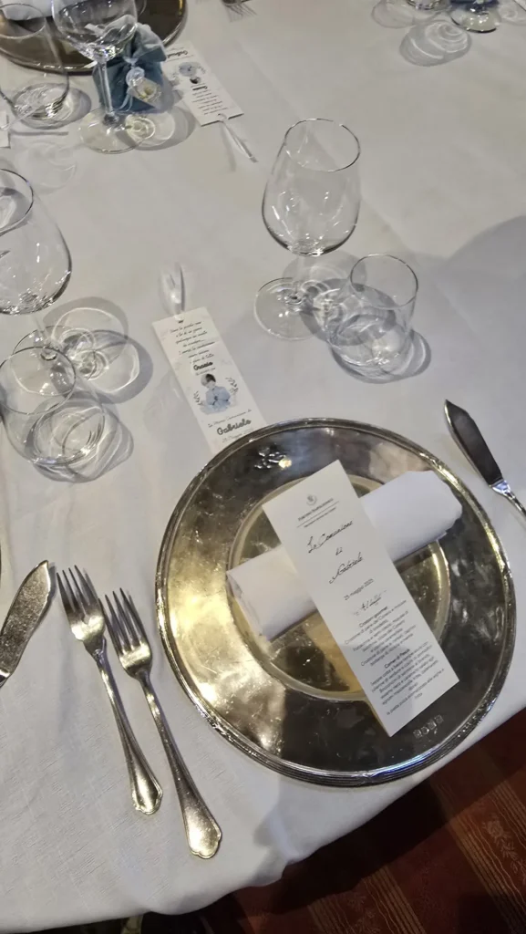 Menu e segnaposto coordinati sulla tavola della comunione