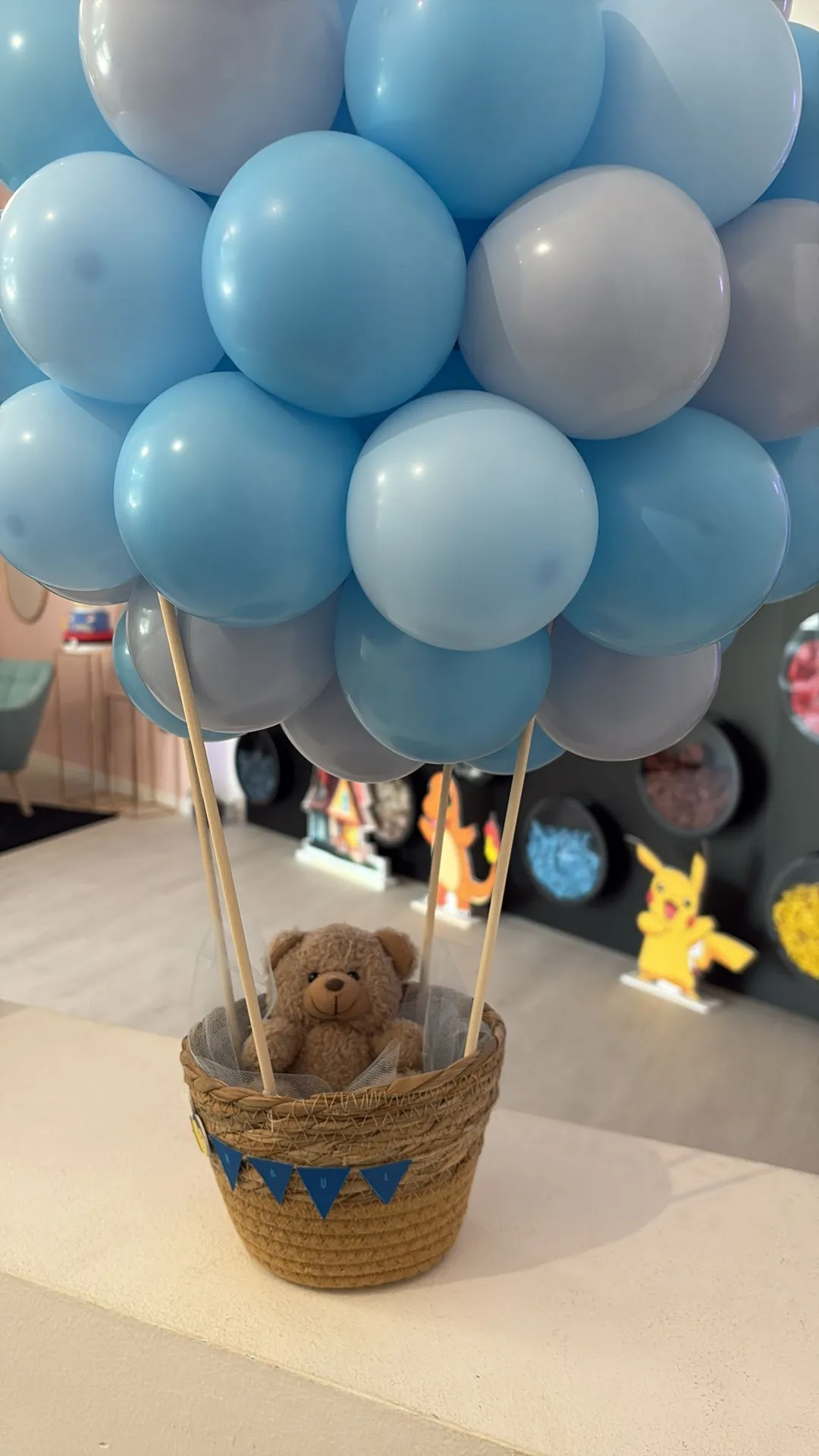 Mongolfiera di palloncini con orsetto