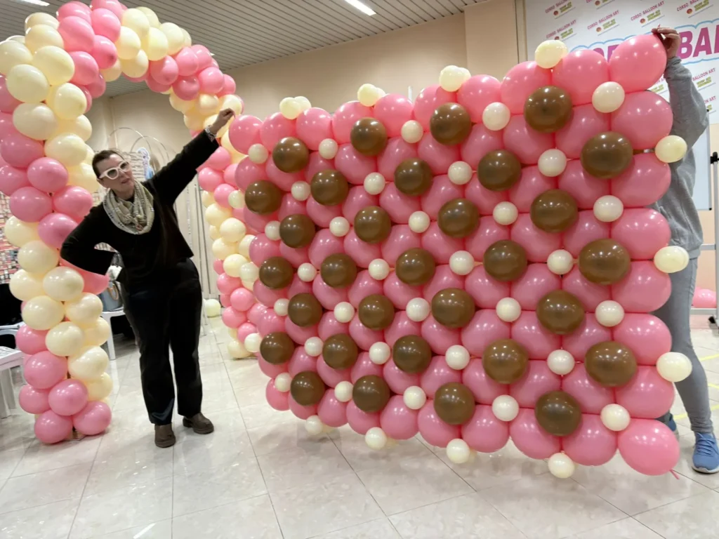 Parete di palloncini rosa e marrone