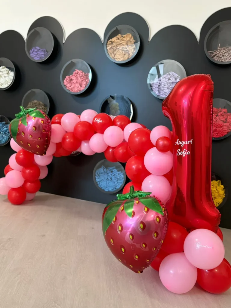 Primo compleanno a tema fragola con arco di palloncini