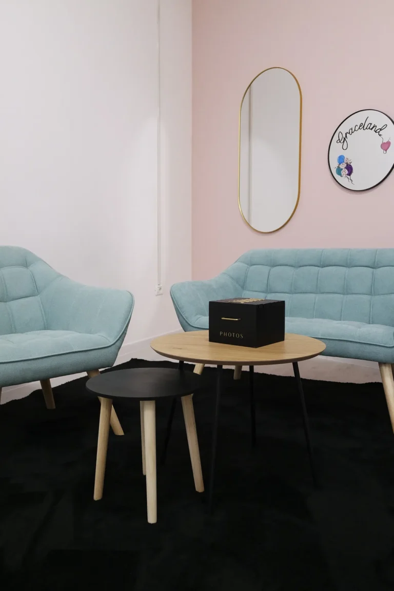 Salottino per la consulenza e la scelta dei colori nello showroom Graceland