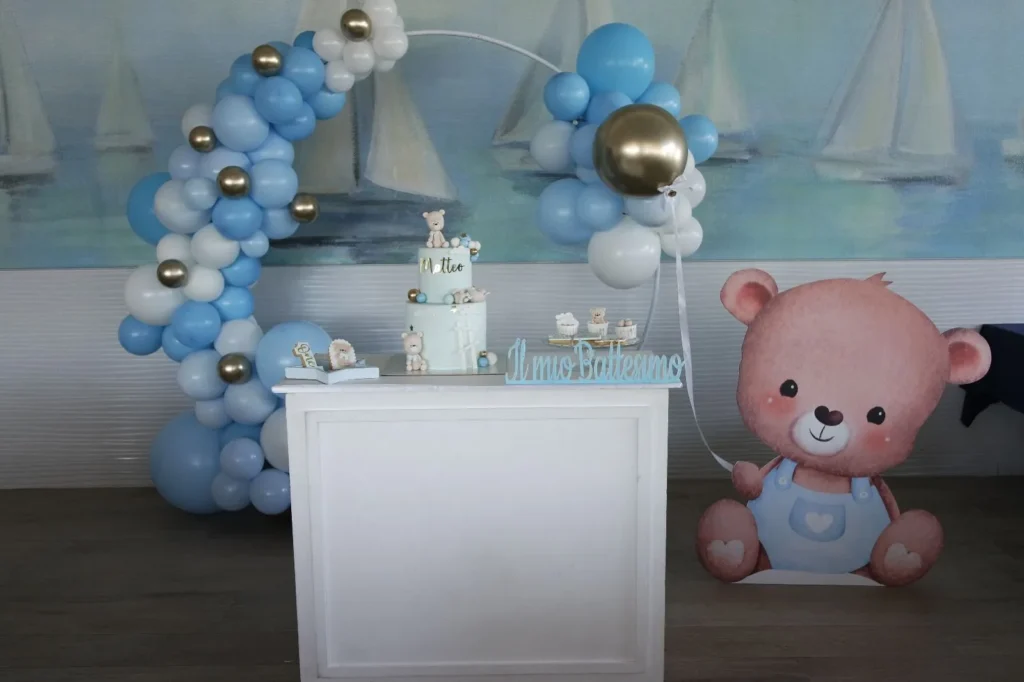 Sweet table con palloncini azzurri e orsetto