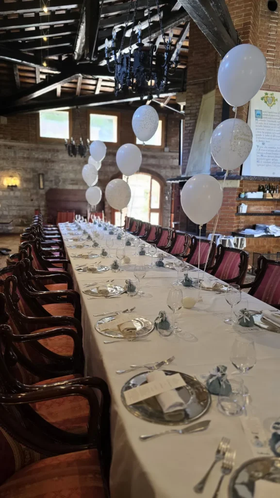 Tavolata per comunione decorata con palloncini bianchi
