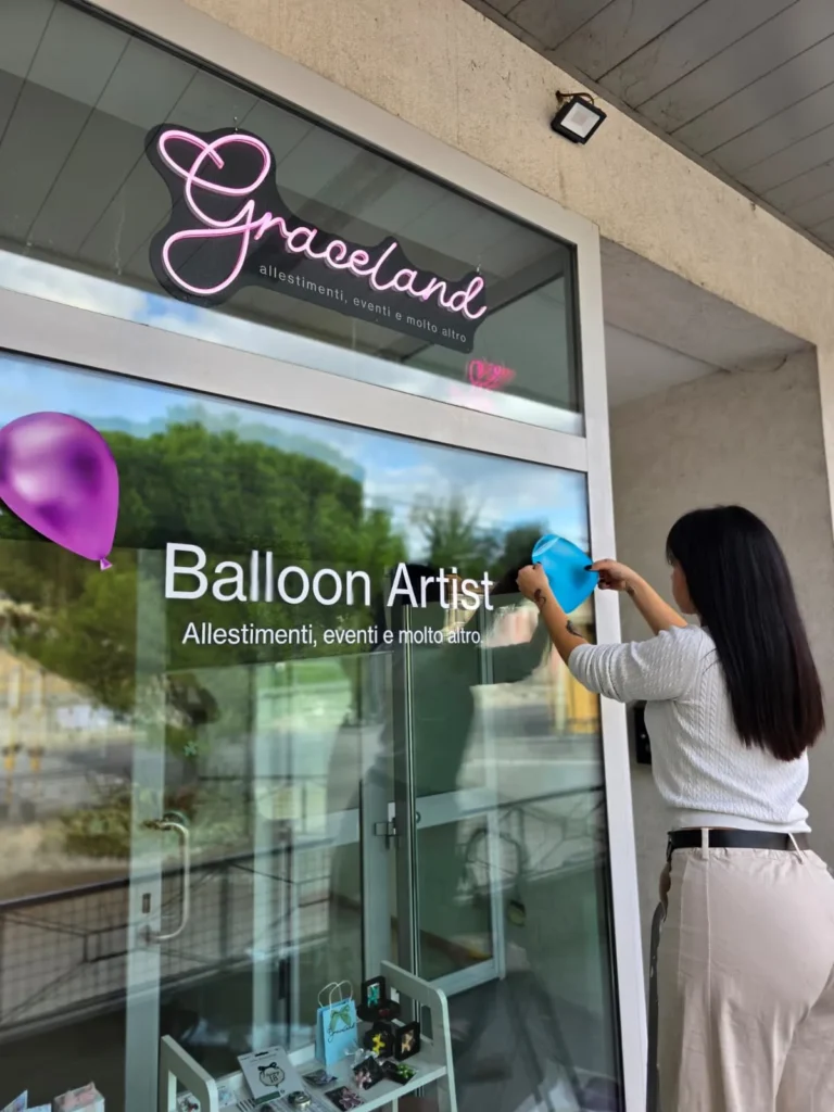 Vetrina del negozio Graceland Balloon Artist in Via Aspio